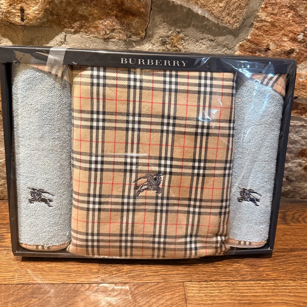 Burberry Beige and Black Plaid Towel Set - Picture 2 of 8